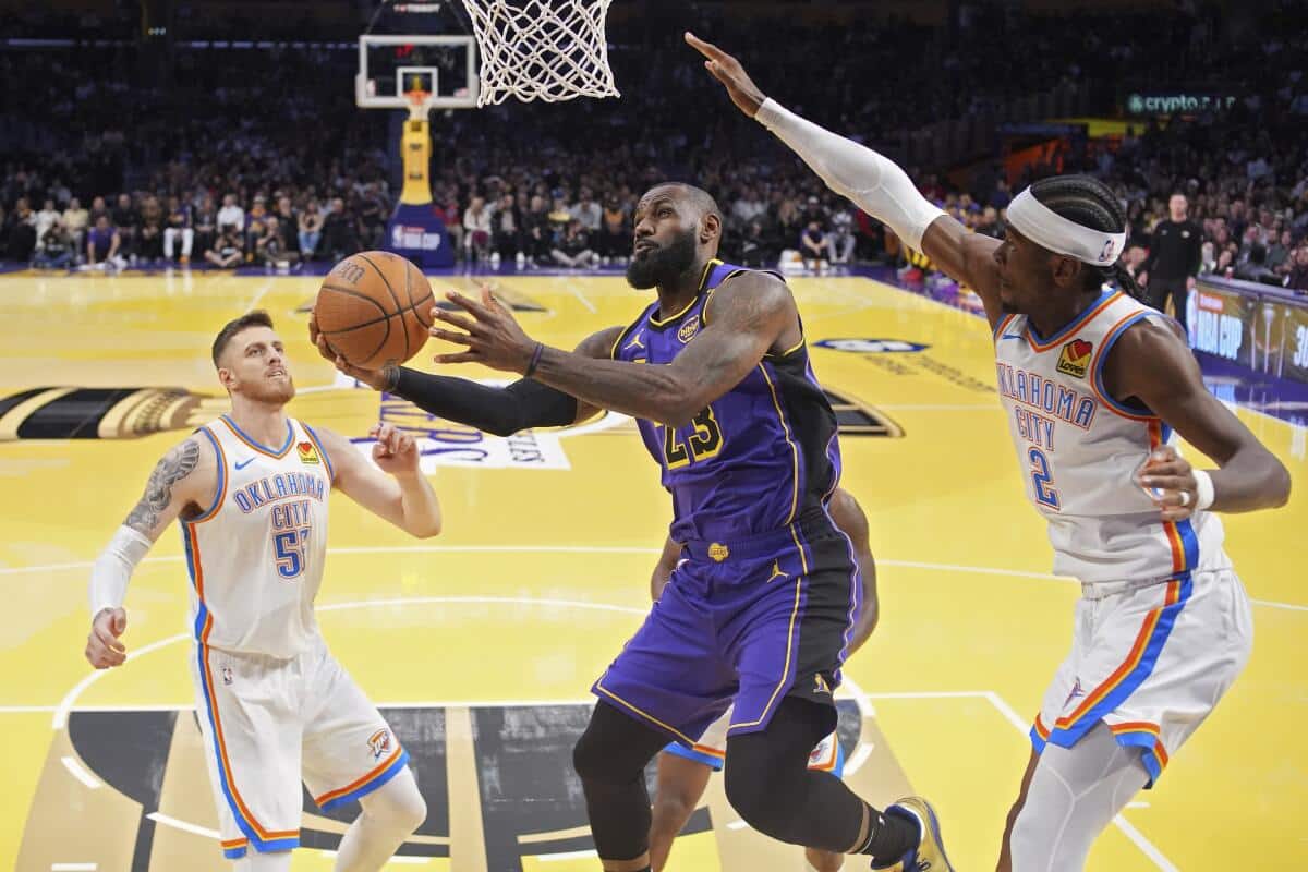 Partido entre Los Angeles Lakers y Oklahoma City Thunder. Con créditos a Los Angeles Times.