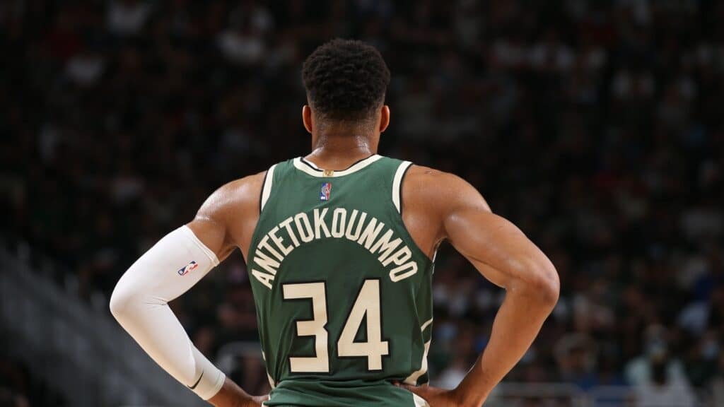 Giannis Antetokounmpo. Créditos a Sporting News.